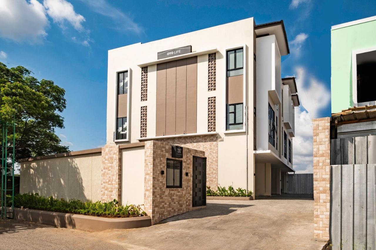 Oyo Life 2673 Rosewood Residence Karawang Extérieur photo